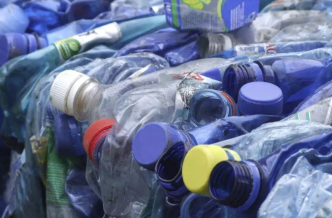 塑料瓶变衣服、餐盒变踏步机：揭秘塑料垃圾回收产业链